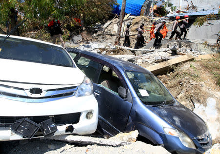 An Indonesian rescue team evacuates the body of a victim of an earthquake in Petabo, South Palu, Central Sulawesi, Indonesia, October 1, 2018, in this photo taken by Antara Foto. Antara Foto/Akbar Tado/ via REUTERS