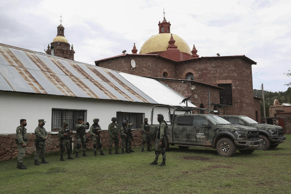 Soldados mexicanos toman posiciones en una iglesia de Cerocahui (México) el 22 de junio del 2022. Dos sacerdotes jesuitas fueron asesinados en esa iglesia, en la que buscó refugio un individuo que era perseguido por hombres armados, según la orden religiosa. (AP Photo/Christian Chávez)