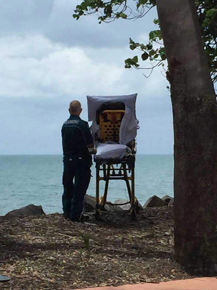 The moment the patient was given one last chance to see the sea (Facebook)