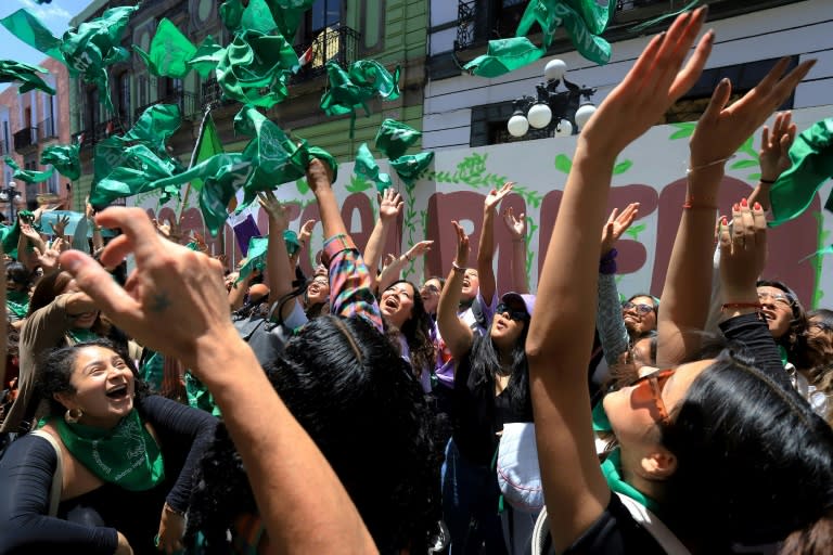Festejos con los pañuelos verdes a favor del aborto lanzados al aire en Puebla, ciudad del estado mexicano homónimo, tras conocerse la despenalización de la interrupción del embarazo aprobada por el Congreso estatal el 15 de julio de 2024 (DANIELA PORTILLO)