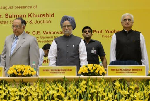 Indian Prime Minister Manmohan Singh (C), flanked by Indian Chief Justice S.H. Kapadia (L) and Union Minister for Law and Justice Salman Khurshid (R), attends a legal conference in New Delhi