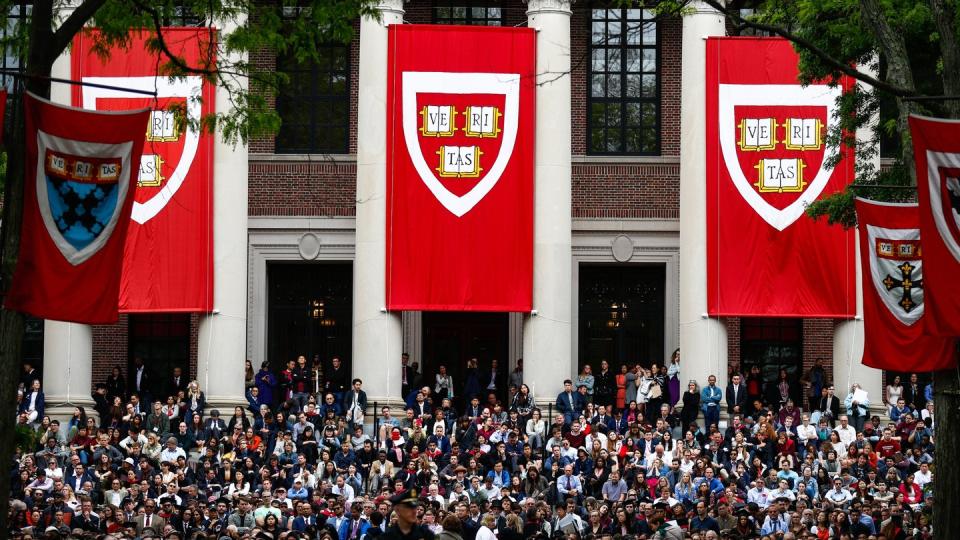 Studierende der Harvard Universität verfolgen im Mai 2019 die Rede von Bundeskanzlerin Merkel. Aufgrund des Coronavirus hat die Elite-Universität Harvard angekündigt, im Wintersemester alle Vorlesungen online abzuhalten.