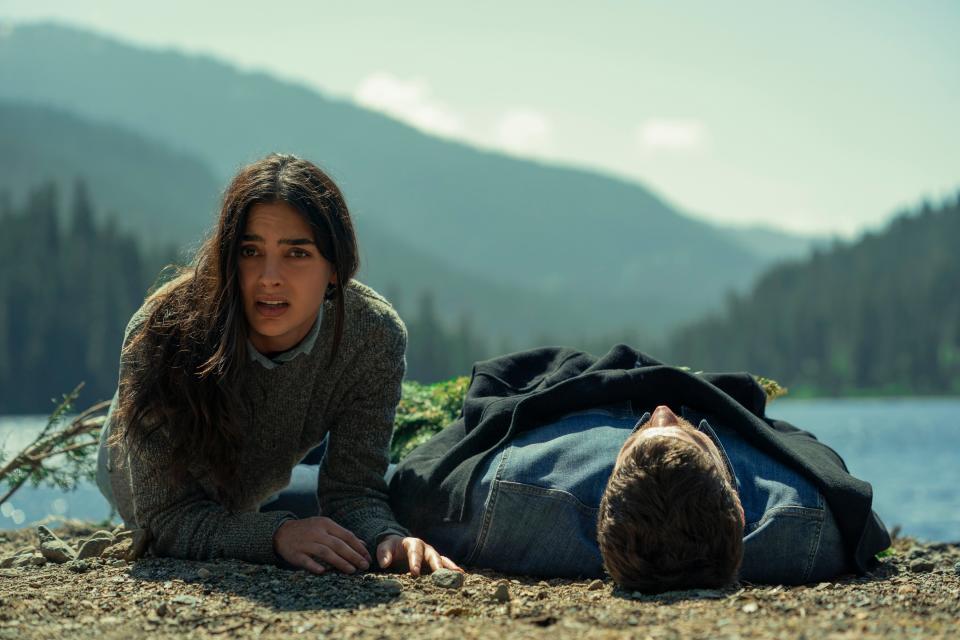 (L to R) Melissa Barrera as Liv, Austin Stowell as Sam in episode 101 of Keep Breathing. (Ricardo Hubbs/Netflix)