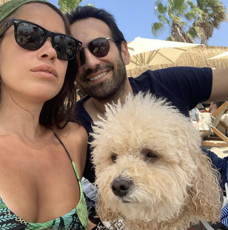 <p>Bugra y Nilüfer presumen con frecuencia de su amor a través de las redes sociales con imágenes tan románticas como esta en la que posan con el otro miembro de su familia: su mascota. </p>