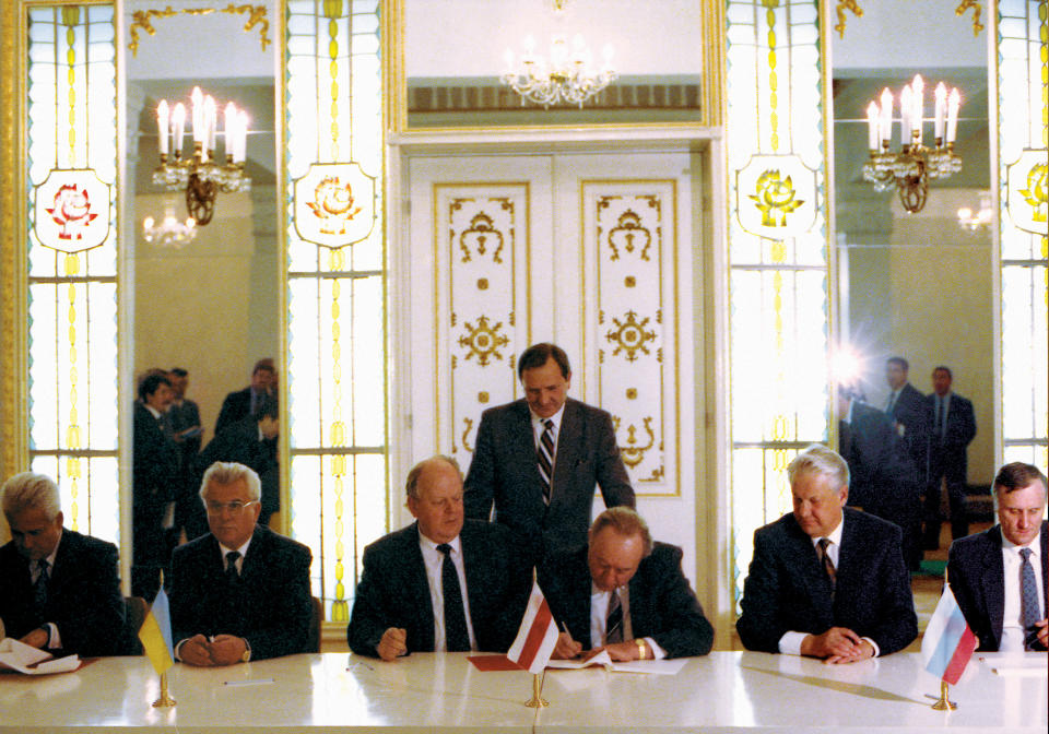 FILE - Russia's President Boris Yeltsin, second right, Ukraine's President Leonid Kravchuk, second left, Belarus' leader Stanislav Shushkevich, third left, Russia's State Secretary Gennady Burbulis, right, Belarus' Prime Minister Vyacheslav Kebich, third right, and Ukraine's Prime Minister Vitold Fokin, left, sign an agreement terminating the Soviet Union and declaring the creation of the Commonwealth of Independent States in Viskuli, Belarus, on Dec. 8, 1991. The agreement by the republics of Russia, Ukraine and Belarus dealt the final, deadly blow to the USSR. (AP Photo/Yuri Ivanov, File)