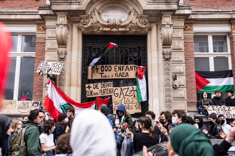 Estudiantes bloquean la entrada de la Escuela Superior de Periodismo (ESJ) en Lille, como en los campus de Estados Unidos y en solidaridad con el pueblo palestino