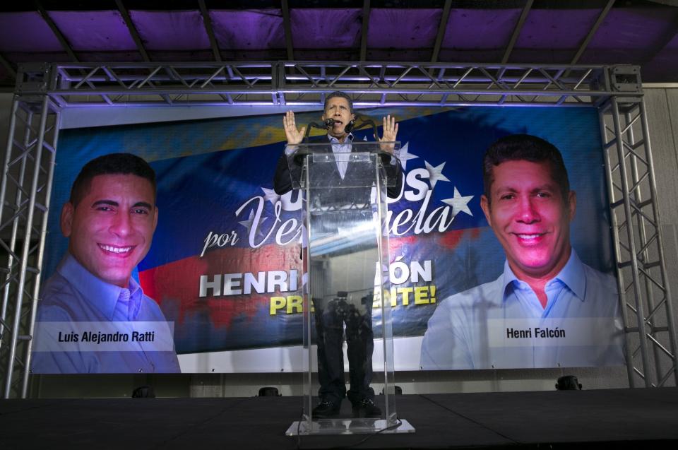 Henri Falcon habla a sus seguidores durante un evento para las elecciones de Venezuela. (AP Photo/Ariana Cubillos)