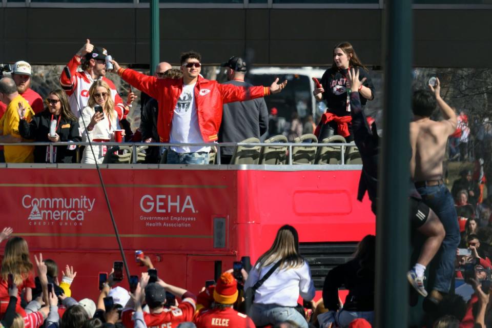 Patrick Mahomes acknowledges the cheers of the crowd as he arrives at the parade.<span class="copyright">Reed Hoffmann—AP</span>