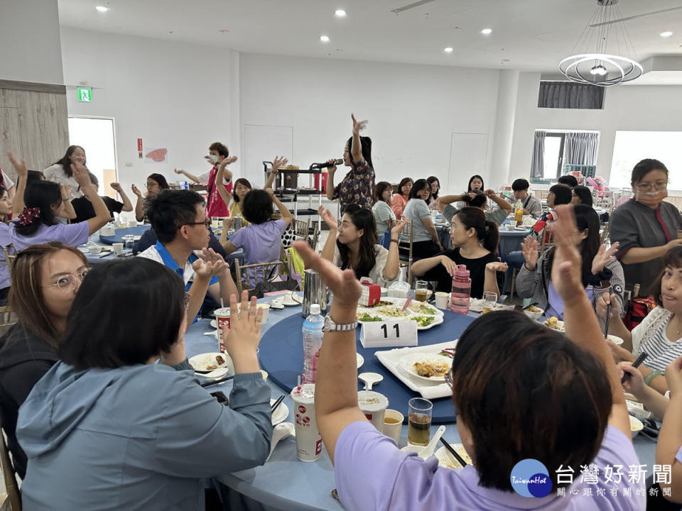 台上台下樂成一片，氣氛非常熱絡。（記者扶小萍攝）