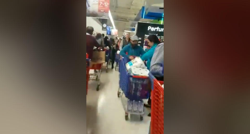 Las cadenas de supermercados han querido tranquilizar a sus clientes asegurando que no habrán problemas de abastecimiento. (Crédito: Twitter/@janogarcia_)