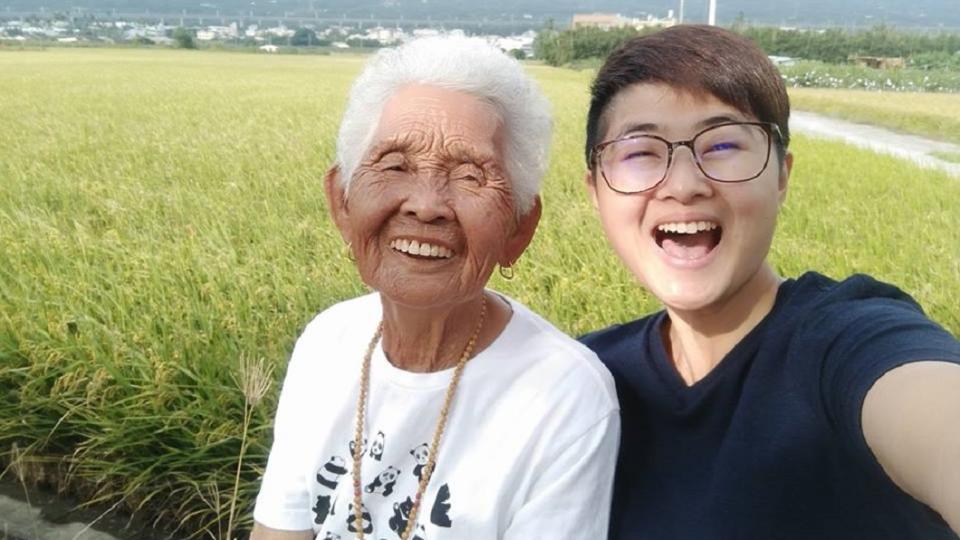 快樂姊66(右)邀阿嬤拍片，讓「快樂嬤」成為全台最年長網紅。圖／翻攝6YingWei快樂姊臉書