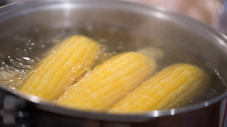 boiling corn on the cob