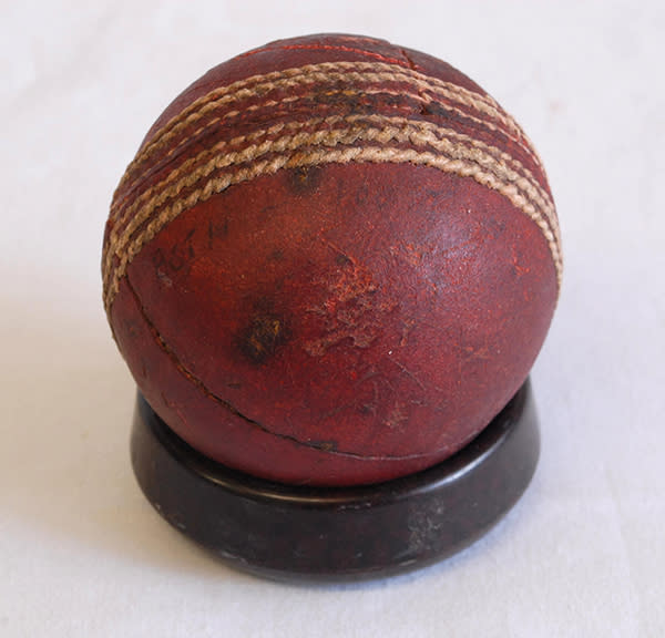 Una pelota de cricket con la que Ian Botham ganó cinco terrenos australianos en 1981 se venderá en una subasta.  (Subastas deportivas de Knight/ PA)