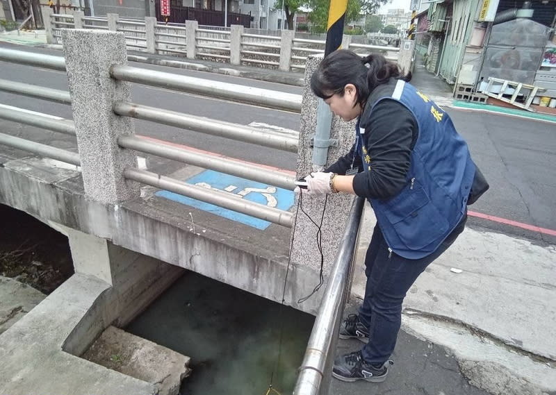 新北樹林水圳遭汙染  環保局採水樣檢測 新北市環保局8日表示，據報樹林區新興橋下疑遭污 染，稽查員前往採集水樣檢測（圖），循線發現某工 廠排放清洗機台廢水造成復村圳污染，依違反水污染 防治法告發，最重可裁罰新台幣300萬元。 （新北市府環保局提供） 中央社記者黃旭昇新北市傳真  113年2月8日 