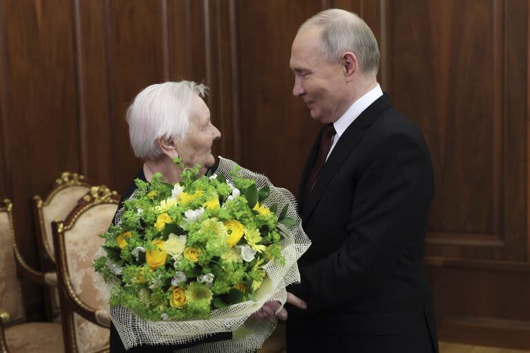 Vladimir Putin le obsequia un bouquet de flores a su maestra de escuela Vera Gurevich en el Kremlin, el 7 de mayo de 2024
