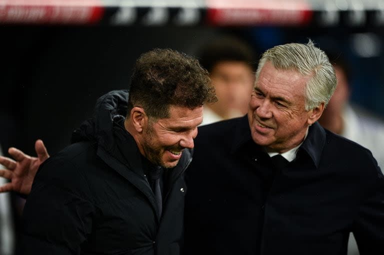 El saludo entre Diego Simeone o Carlos Ancelotti, tras el duelo que no tuvo vencedores ni vencidos en el clásico de Madrid