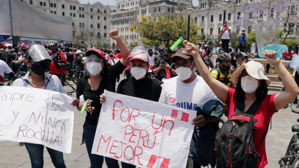 Muchas de las personas que protestan reclaman una estabilidad política en Perú.