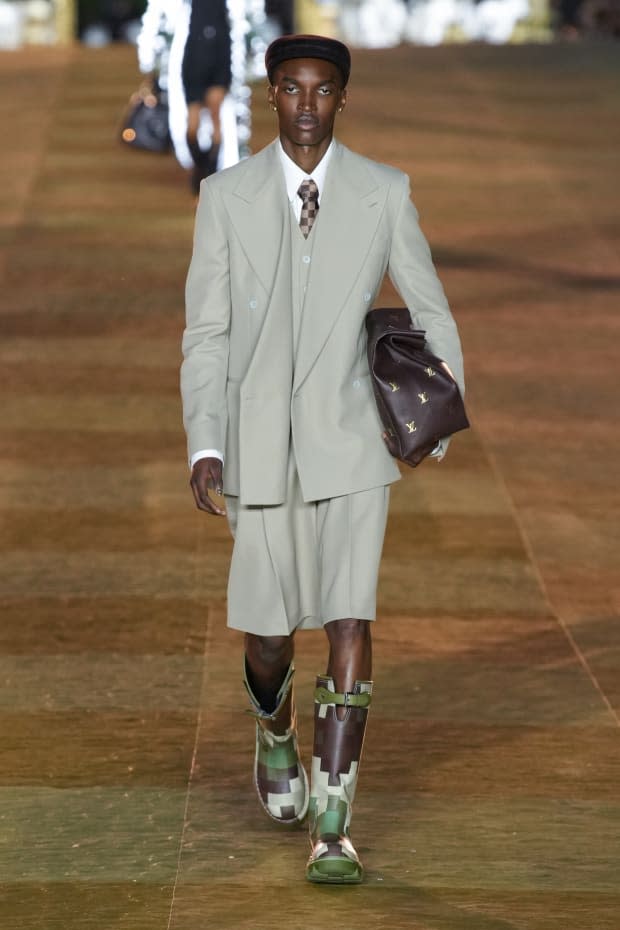 Usher's Kilt For Louis Vuitton's Paris Fashion Week Show Stunned