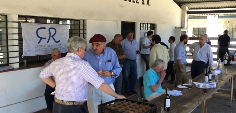 De boina bordó, Rodríguez en el Mercado de Liniers