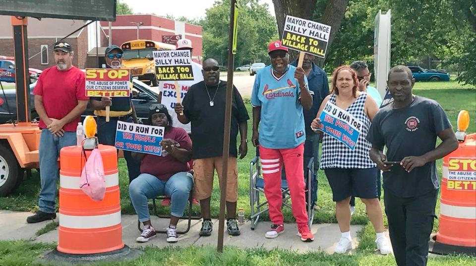 File photo from 2021, when trustees Washington Park’s Village Board protested against newly-elected Mayor Leonard Moore. The dispute ended up in court. Carolyn P. Smith/csmith@bnd.com