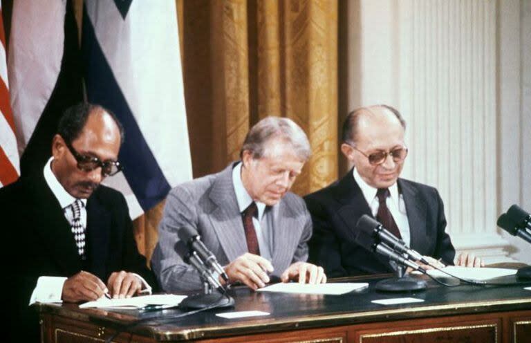 El presidente egipcio Anwar Sadat, el presidente estadounidense Jimmy Carter y el primer ministro israelí Menachem Begin, firmando los Acuerdos de Camp David en 1978.