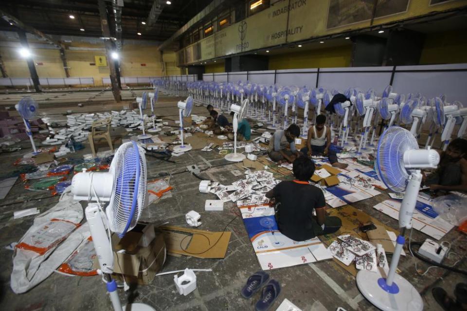 Labourors working to set up at COVID-19 field hospital in Mumbai, 22 April