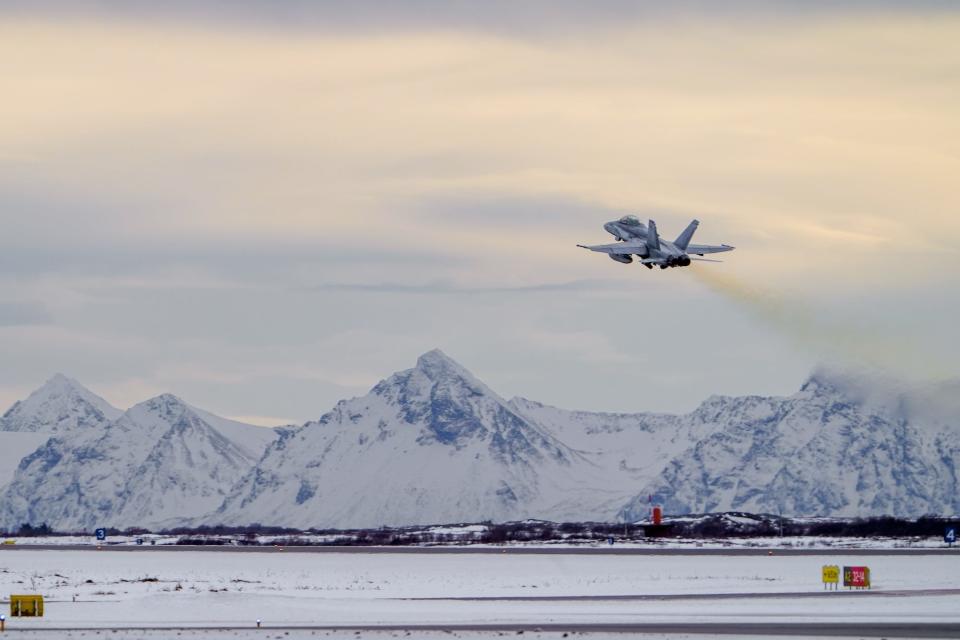 Ein Pilot der US Marine fliegt eine F/A-18D Hornet vor der Übung Nordic Response in Norwegen. - Copyright: Cpl. Christopher Hernandez/US Marine Corps