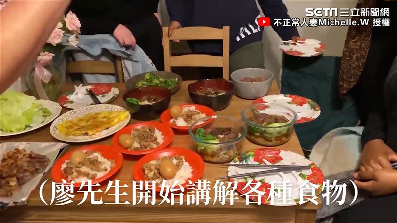 Michelle邀請一群國外朋友到家中，品嚐牛肉麵及滷肉飯等滿滿台灣味的食物（圖／不正常人妻Michelle.WT YT授權）