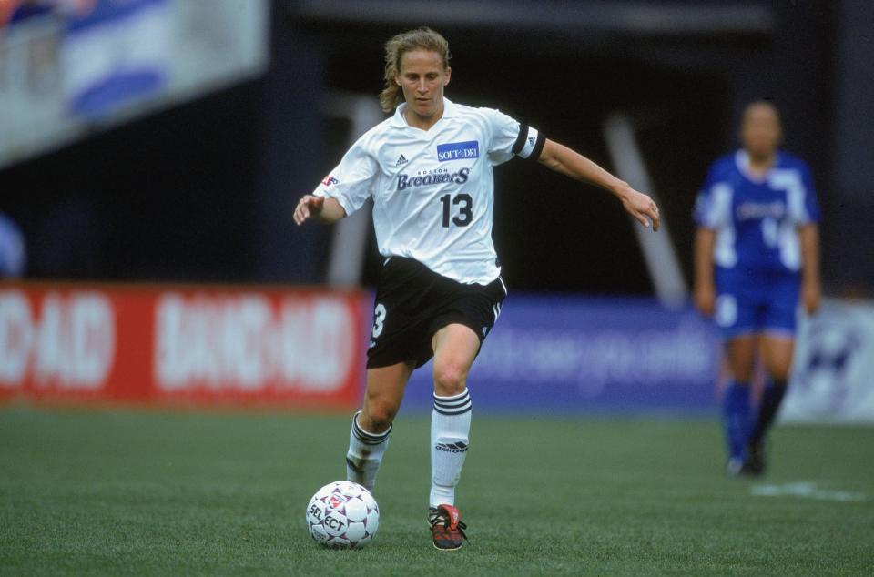 Diese Marke übertrifft im Frauen-Fußball nur eine Spielerin: Lloyds einstige Teamkollegin Kristine Lilly (Bild), die 354-mal das US-Trikot überstreifte. Müßig zu erwähnen, dass die fünffache WM-Teilnehmerin mit 30 Spielen bei Weltmeisterschaften einen weiteren Rekord innehat. (Bild: Greg Fiume / Allsport / Getty Images)