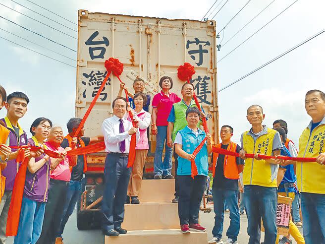 台灣護聖宮教育基金會及彰化縣溪州鄉公所等單位，15日在溪州鄉舉辦「40呎貨櫃送愛到溪州鄉」活動。（葉靜美攝）