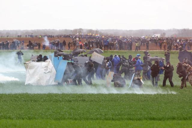 Des manifestants affrontent des gendarmes mobiles anti-émeutes ce samedi 25 mars 2023. - Yohan Bonnet / AFP