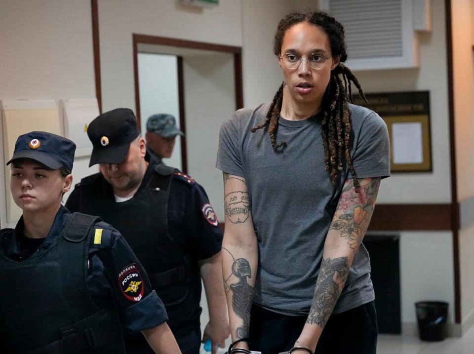 Brittney Griner, estrella de la WNBA y dos veces ganadora de la medalla de oro olímpica, en una imagen durante su comparecencia ante el tribunal en Moscú a principios de este año (Associated Press)