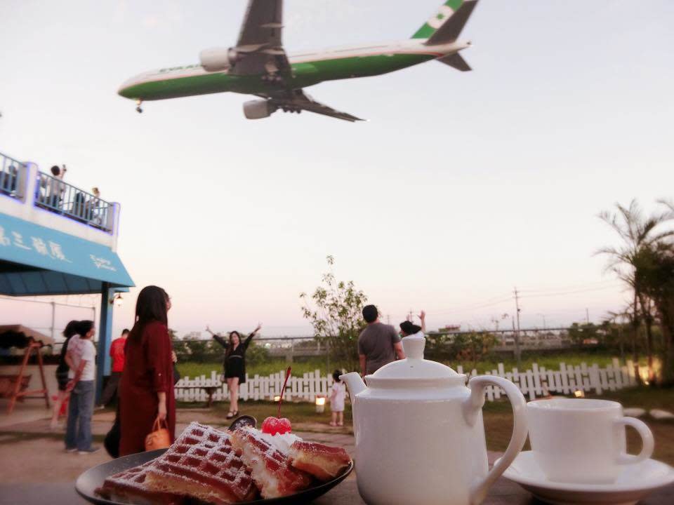 第三航廈咖啡廳可以一邊喝咖啡，一邊近距離的觀賞飛機起降