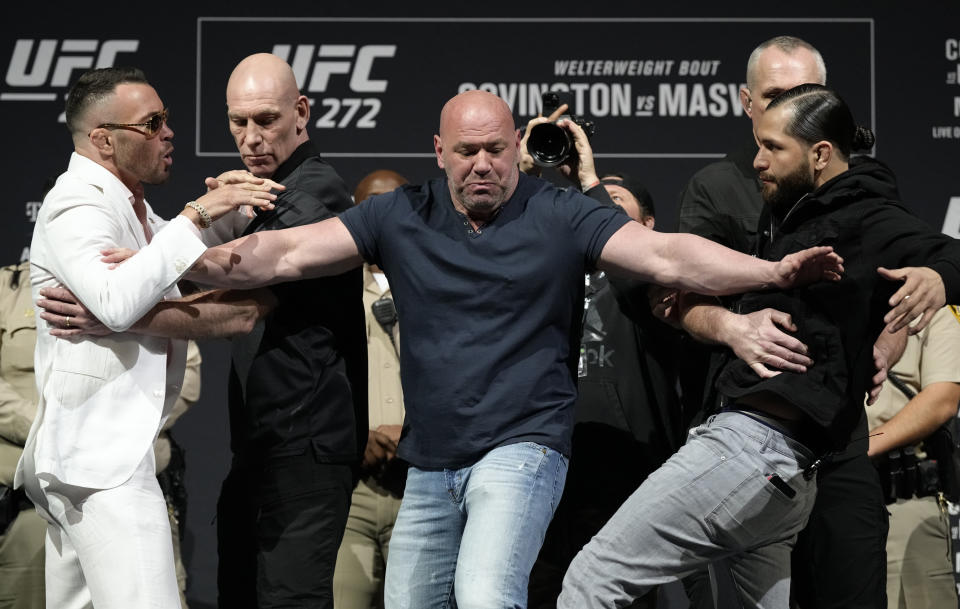 LAS VEGAS, NEVADA - 3 DE MARZO: (LR) Los oponentes Colby Covington y Jorge Masvidal se enfrentan durante la conferencia de prensa de UFC 272 el 3 de marzo de 2022 en Las Vegas, Nevada.  (Foto de Jeff Bottari/Zuffa LLC)