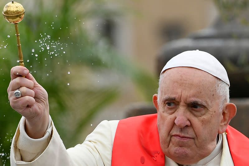 El papa Francisco bendice las ramas de olivo mientras dirige la misa del Domingo de Ramos el 2 de abril de 2023 en la plaza de San Pedro en el Vaticano