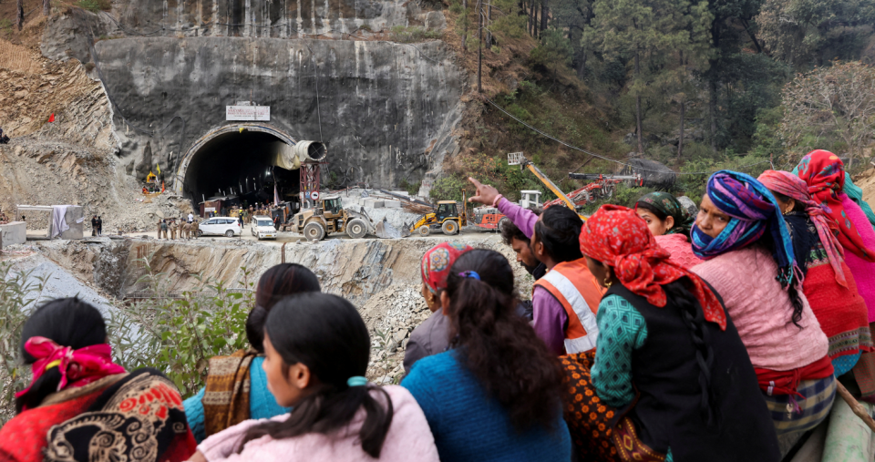 Mujeres a las afueras del túnel colapsado