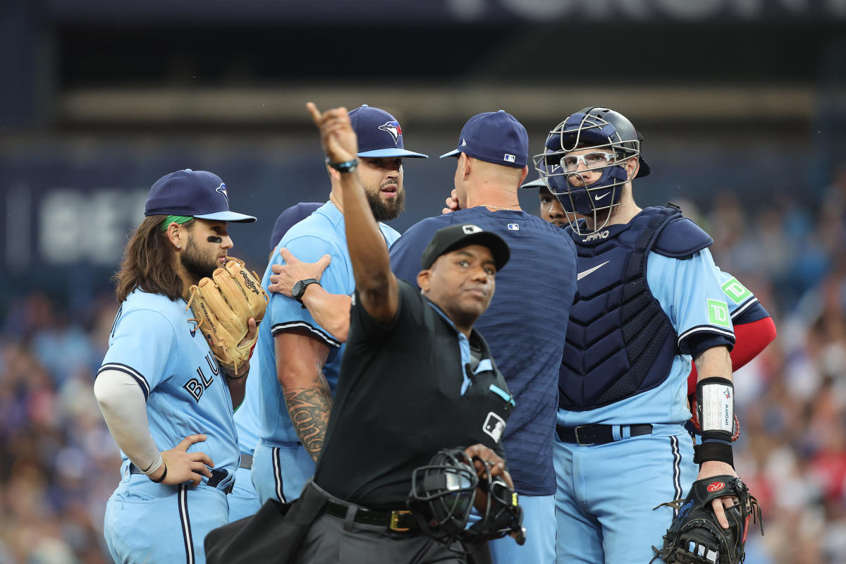 Padres throttle Blue Jays