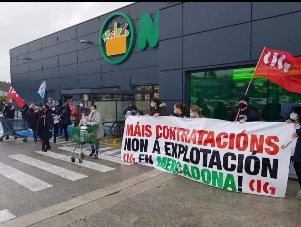 Concentración de la CIG a las puertas de la tienda Mercadona de Outlet-Culleredo, Alvedro (A Coruña), en contra de la sobrecarga de trabajo derivada de la no contratación de personal. Fuente: CIG Mercadona.