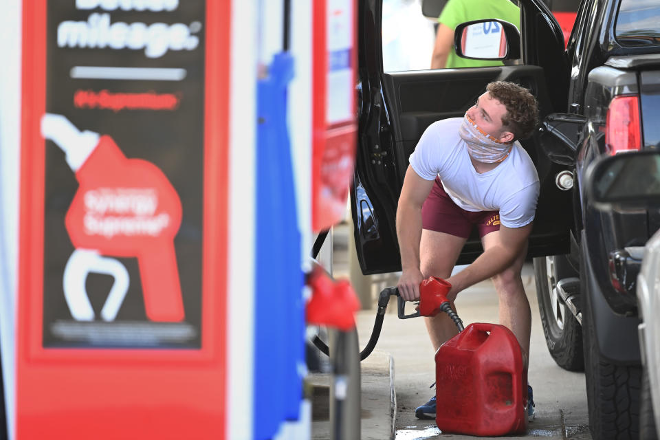 Ein Mann füllt in einer Tankstelle in Springfield (VA) einen Kanister mit Benzin (Bild: Matt McClain/The Washington Post via Getty Images)