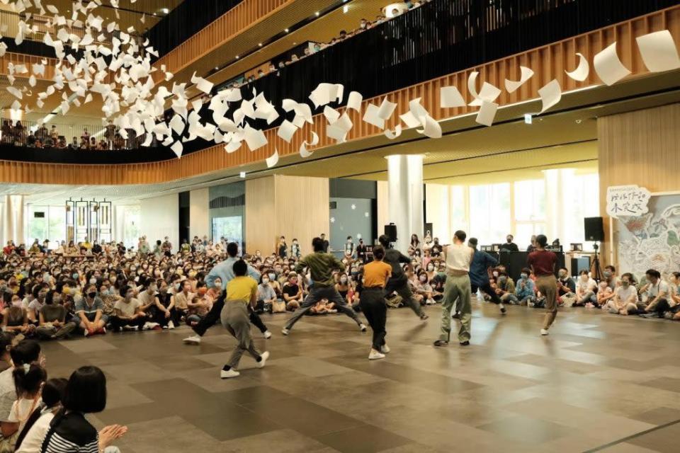 雲門舞集跳進市圖新總館，所有民眾席地而坐，透過掌聲與雲門共舞唱和。（記者林雪娟攝）