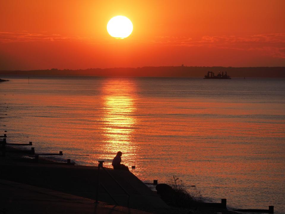 Minster on Sea, Kent, UK. 17th May, 2024. UK Weather: sunset in Minster on Sea, Kent. Credit: James Bell/Alamy Live News