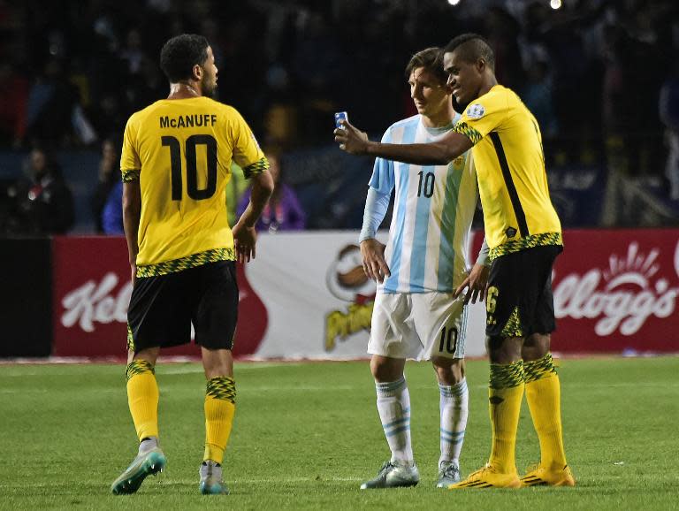 Jogadores da Jamaica tiram foto com o craque argentino Lionel Messi, 20 de junho, 2015 em Viña del Mar, Chile