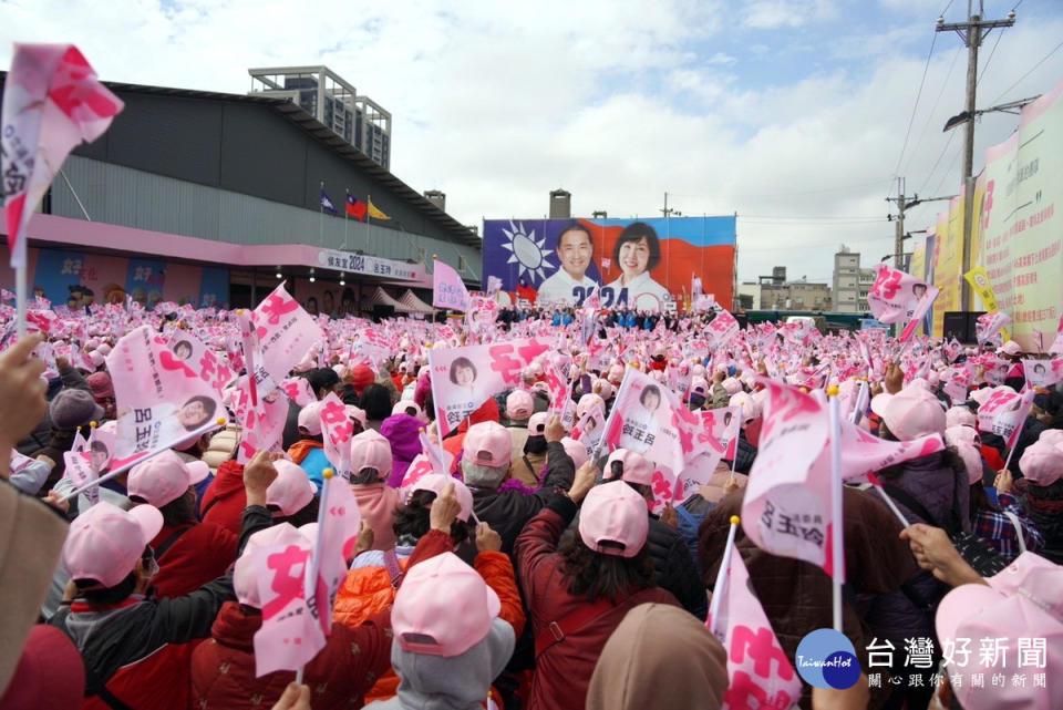 國民黨桃園市第5選區立委呂玉玲舉行龍潭競選總部成立大會，現場湧入6000多人場面熱烈。