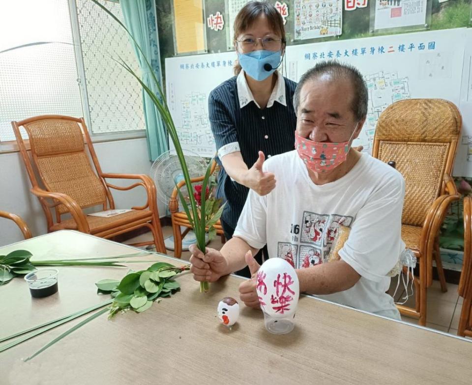 台南榮家舉辦彩繪立蛋遊戲，老榮民立起快樂的蛋，期待明年平安健康。（記者陳俊文攝）