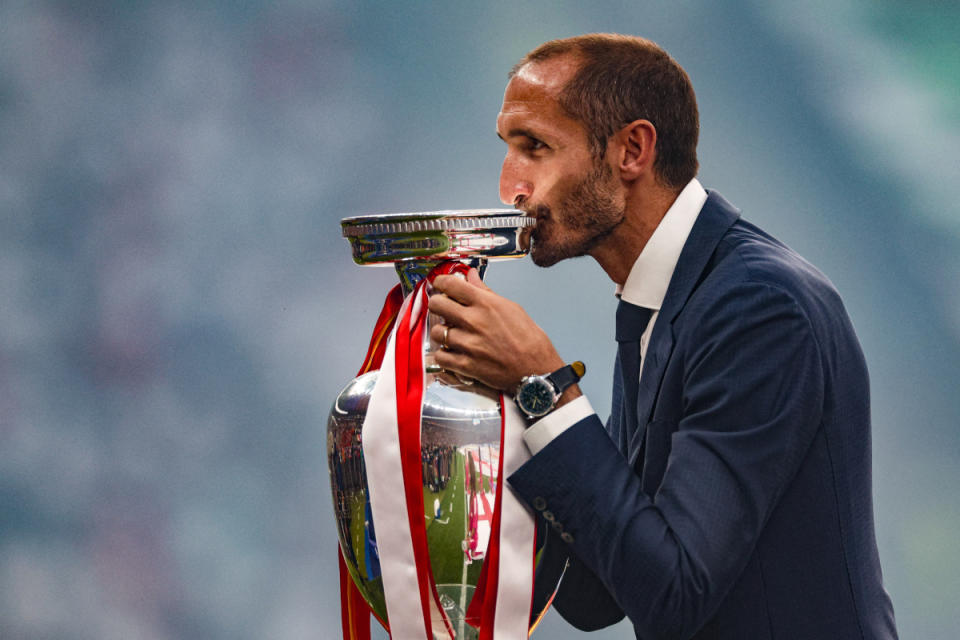 Video: Chiellini restituisce il trofeo dell’Europeo all’Italia