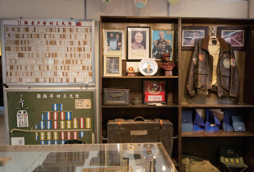 與軍事相關的展示區，陳列空軍飛虎隊成員的皮箱、隨身攜帶的軍令、衛教口袋書及徽章等。