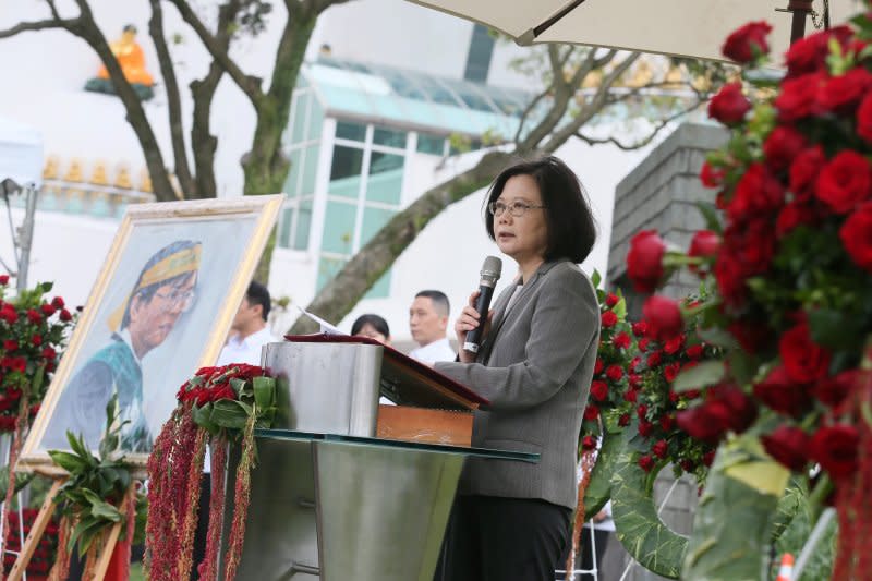 蔡英文總統今（7）日出席鄭南榕殉道紀念日表示，台灣人都ˋ是民主人、自由人，她會繼續為了2300萬自由人、民主人繼續奮鬥。（總統府提供）