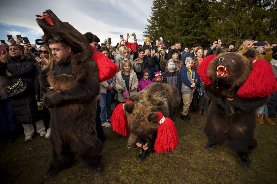 Miembros del grupo Sipoteni interpretan la tradicional danza del oso en Racova, en el norte de Rumanía, el 26 de diciembre de 2023. Hace siglos, quienes vivían en lo que ahora es el noreste de Rumanía se cubrían con pieles de oso y bailaban para ahuyentar a los malos espíritus. Esa costumbre es conocida hoy en día como el Festival del Baile del Oso, que cada diciembre atrae a multitud de turistas. (AP Foto/Andreea Alexandru)