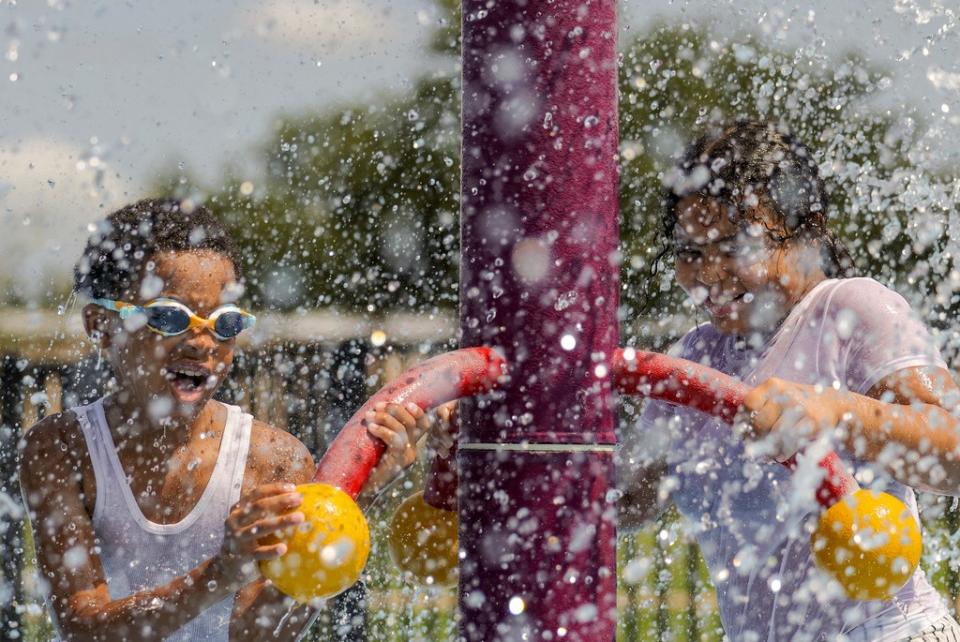 美國熱浪襲捲，路易斯安那州的孩童6月27日在公園的噴水設施裡玩耍。美聯社