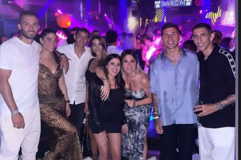 Sonríen para la cámara: los jugadores de la selección argentina disfrutaron una noche en Ibiza junto a sus parejas